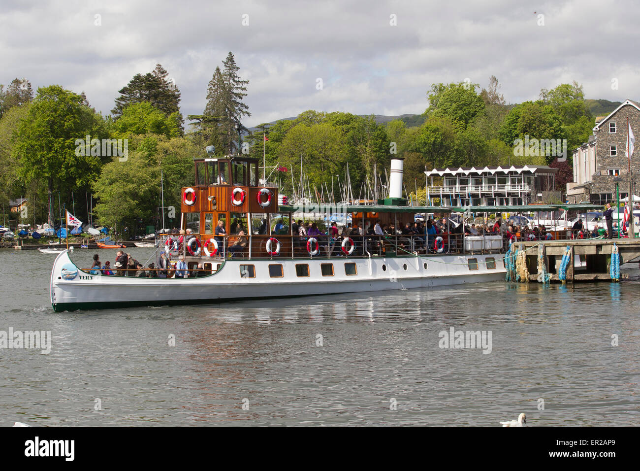 Lake Windermere, Cumbria, UK. 25. Mai 2015. Sun bringt Touristen für Bank Holiday Montag in Bowness Bay am Lake Windermere. Ausflüge auf dem See beliebt wie eh und je. Der Passagierdampfer der Seeschwalbe (erbaut 1981) in Bowness Bay Pier mit Old England Hotel in der Rückseite geschliffen Credit: Gordon Shoosmith/Alamy Live News Stockfoto