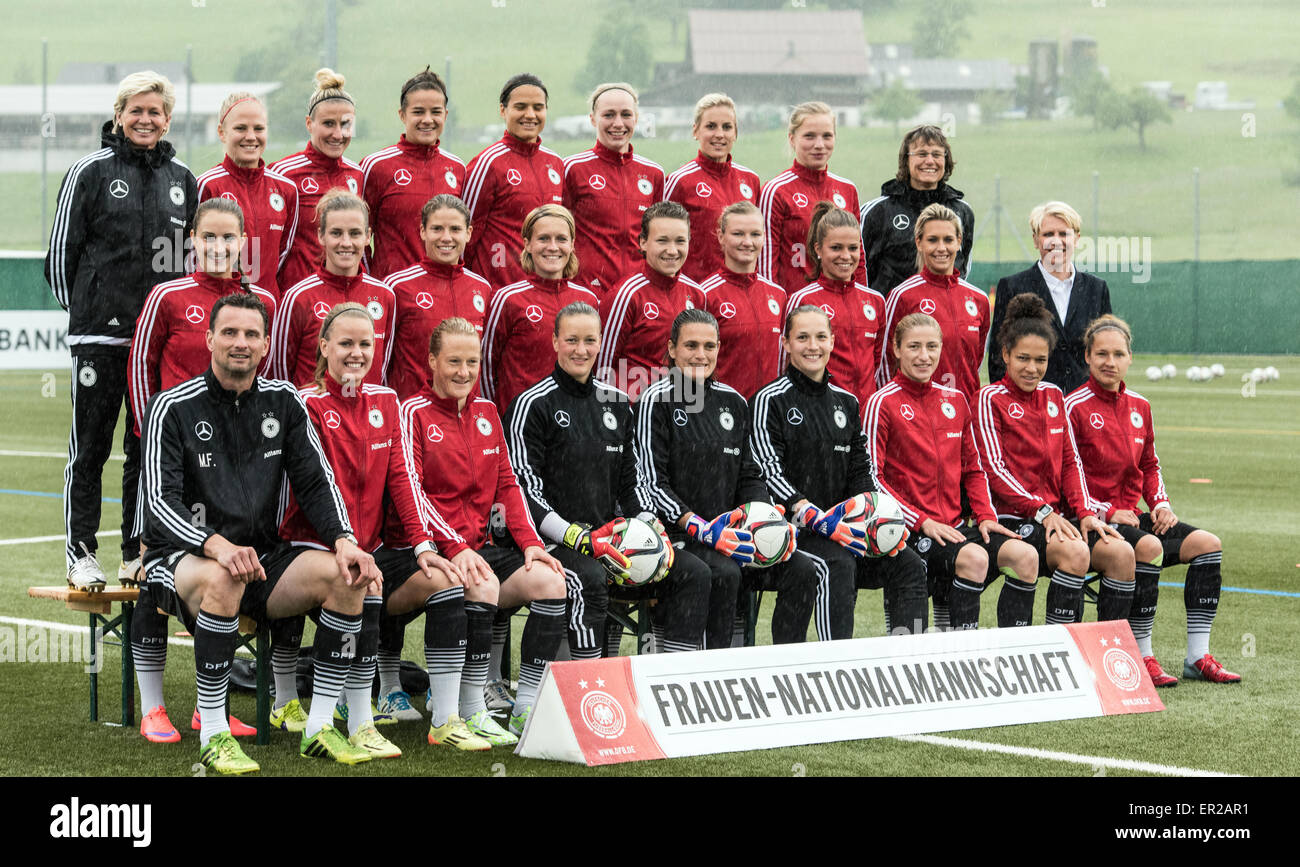 Die deutsche Frauen Fußball-team mit Cheftrainer Silvia Neid (obere ...