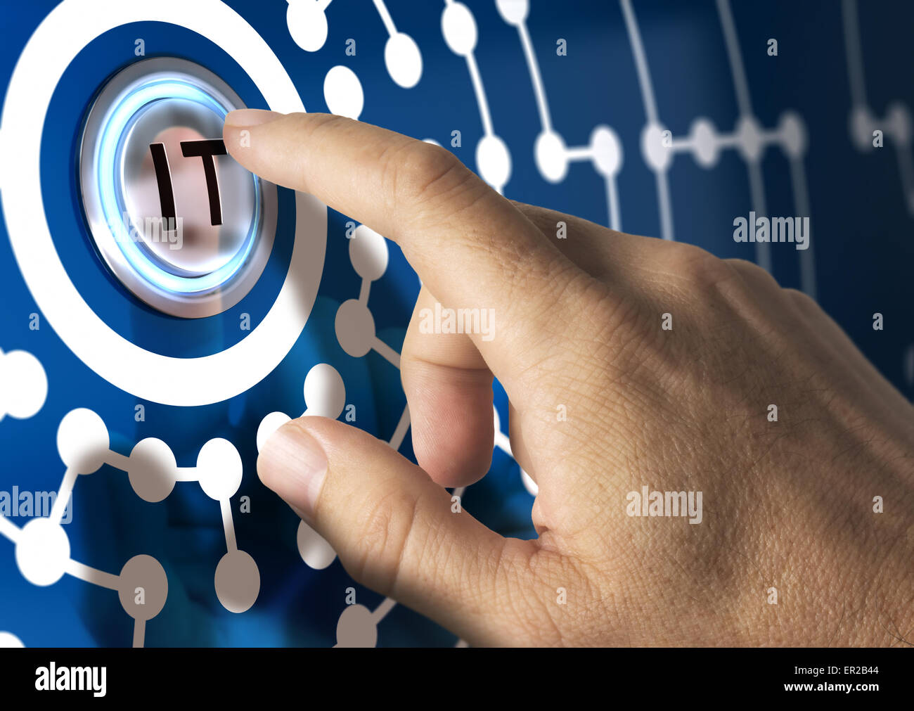 Finger drücken Sie Taste mit Netzwerk Abbildung um. blauen Farbtönen. Informationstechnologien Konzept. Stockfoto