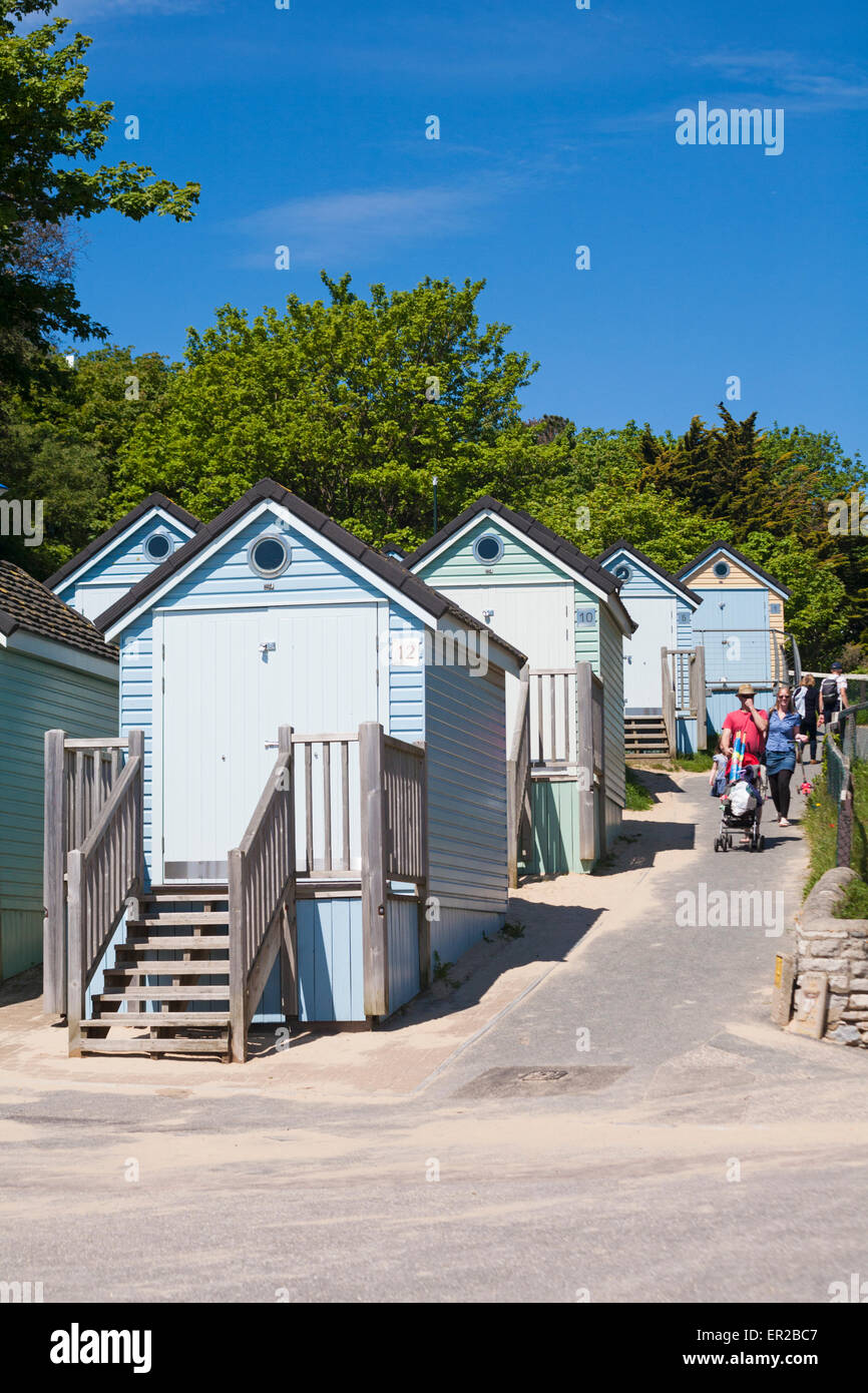 Strandhütten bei Alum Chine, Bournemouth im Mai Stockfoto