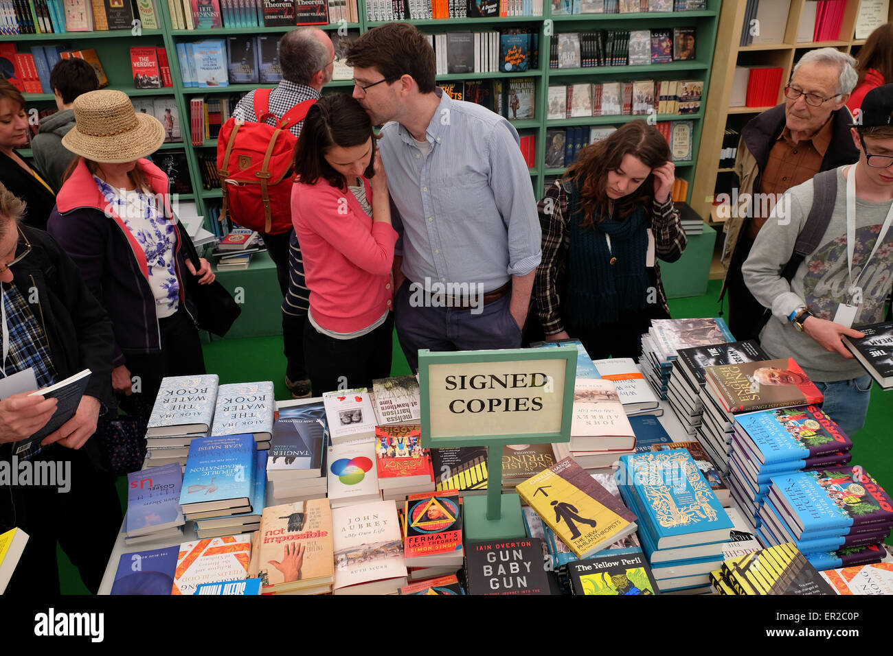 Heu-Festival, Powys, Wales, UK. 25. Mai 2015.  Liebe unter den Büchern - Massen versammeln sich in der Hay Festival-Buchhandlung, schauen Sie sich die neuesten Bücher und Durchsuchen des Autors signierte Exemplare. Mehr als 250.000 Tickets sind für Veranstaltungen auf der diesjährigen Festival verkauft worden. Stockfoto