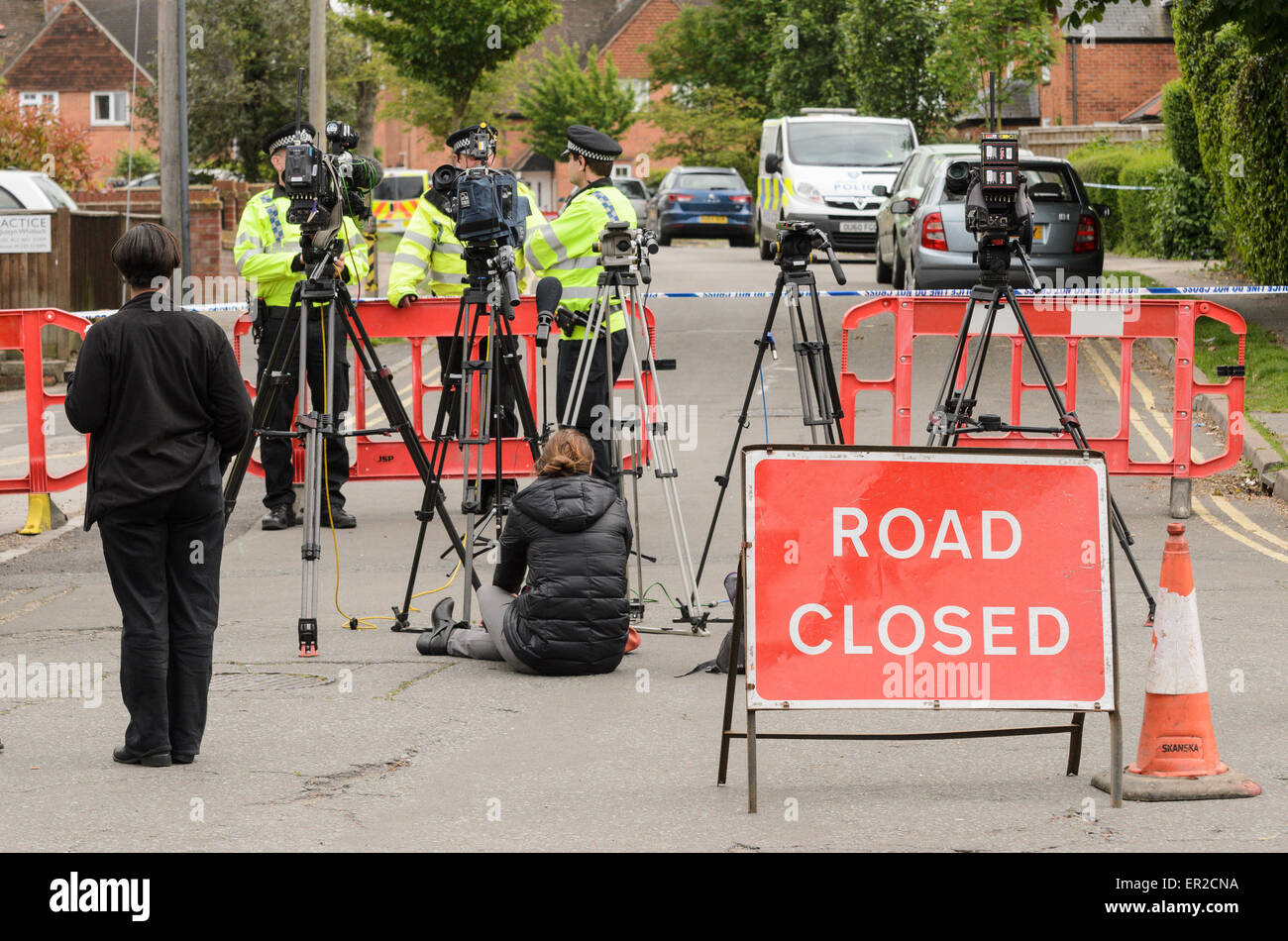 Didcot, UK. 25. Mai 2015. Die Polizei Kordon am Tatort eines dreifachen Mordes am Vicarage Road, Didcot, Oxfordshire, Großbritannien 17,21 Stunden am 25. Mai 2015. Bildnachweis: Michael Winter/Alamy Live-Nachrichten Stockfoto