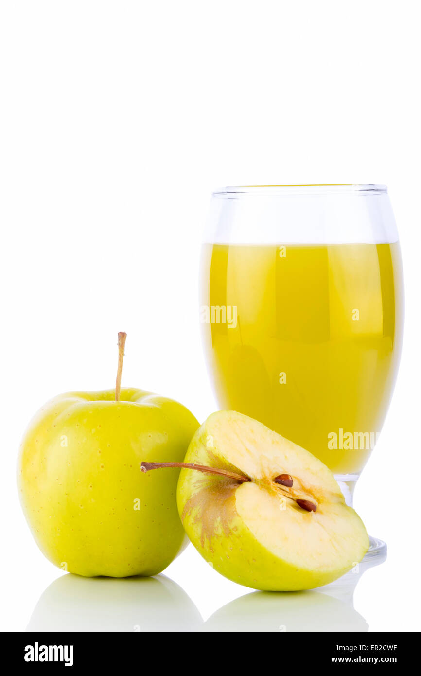 Apfelsaft in Glas und grünen Äpfeln. Isoliert auf weißem Hintergrund Stockfoto