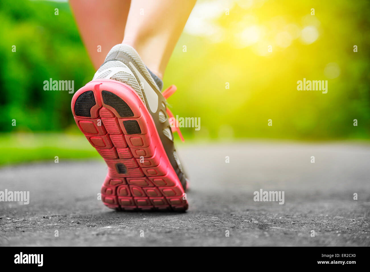 Frauenbeine in Schuhen. Stockfoto