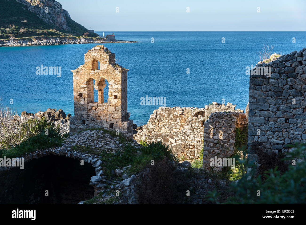 Zerstörten Kirche an der Küste von Limeni, in der Mani Halbinsel Laconia, südlichen Peloponnes, Griechenland Stockfoto