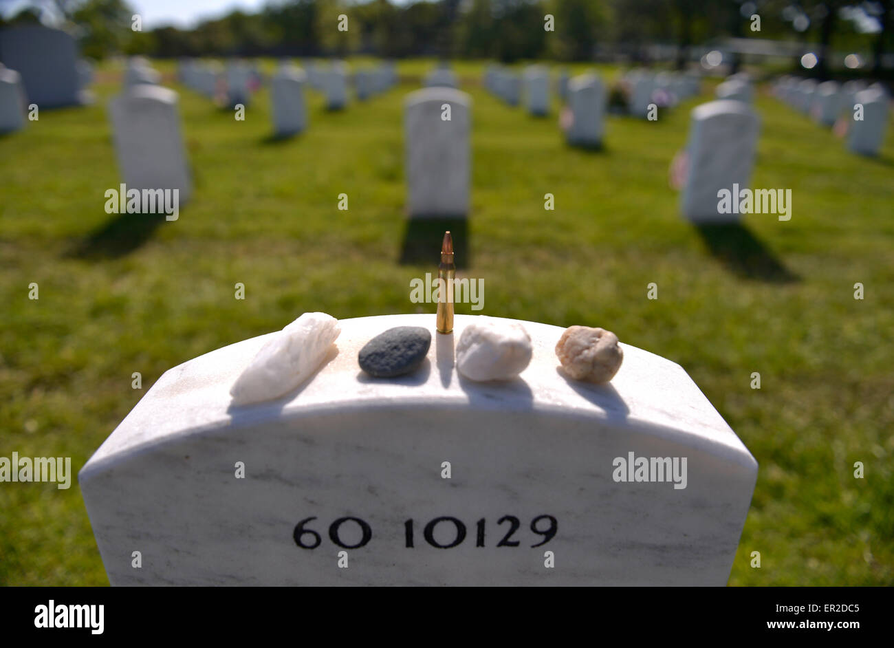 (150525)--WASHINGTON D.C., 25. Mai 2015 (Xinhua)--eine Kugel auf einem Grab in Abschnitt 60 des Arlington National Cemetery, außerhalb von Washington D.C., USA, 25. Mai 2015 zu sehen ist. Menschen drängten sich in Arlington National Cemetery, vor allem im Abschnitt 60, wo die Verstorbenen in Amerikas jüngsten Kriege, während der Gedenktag liegen. (Xinhua/Yin Bogu) Stockfoto