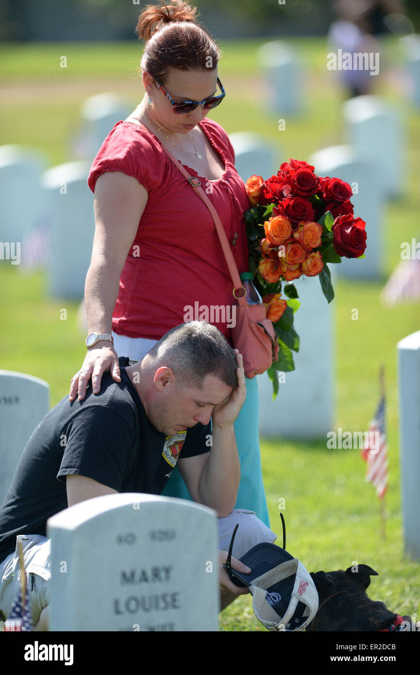 (150525)--WASHINGTON D.C., 25. Mai 2015 (Xinhua)--Jared Pudvan trauert um seinen Freund Joe Wrightsman im Abschnitt 60 des Arlington National Cemetery, außerhalb von Washington D.C., USA, 25. Mai 2015. Menschen drängten sich in Arlington National Cemetery, vor allem im Abschnitt 60, wo die Verstorbenen in Amerikas jüngsten Kriege, während der Gedenktag liegen. (Xinhua/Yin Bogu) Stockfoto