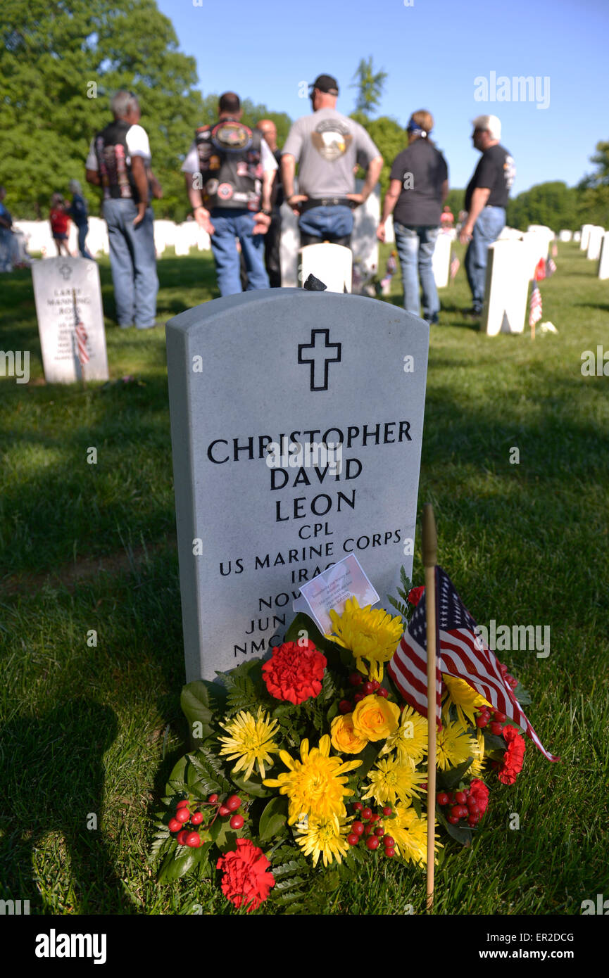 (150525)--WASHINGTON D.C., 25. Mai 2015 (Xinhua)--Veteranen trauern ihre Freunde im Abschnitt 60 des Arlington National Cemetery, außerhalb von Washington D.C., USA, 25. Mai 2015. Menschen drängten sich in Arlington National Cemetery, vor allem im Abschnitt 60, wo die Verstorbenen in Amerikas jüngsten Kriege, während der Gedenktag liegen. (Xinhua/Yin Bogu) Stockfoto