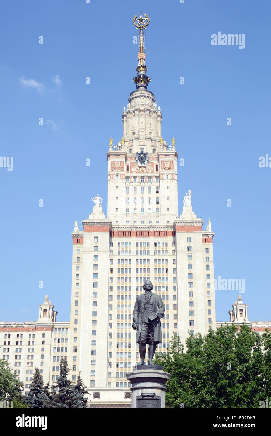 August Hitze Sonnenlicht Sommer Denkmal Mikhail Lomonosov in der Spatz Hügel der Gebäude von Lomonosov Moskau Landesuniversität Stockfoto