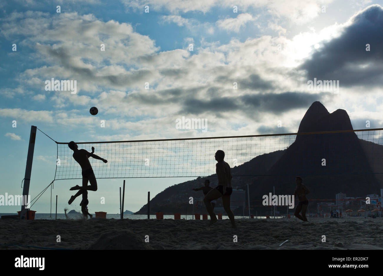 Rio De Janeiro. Silhouette Blick auf Beachball zu zweit am Strand von Ipanema gegen die zwei Gipfel namens Dois Irmãos. Stockfoto