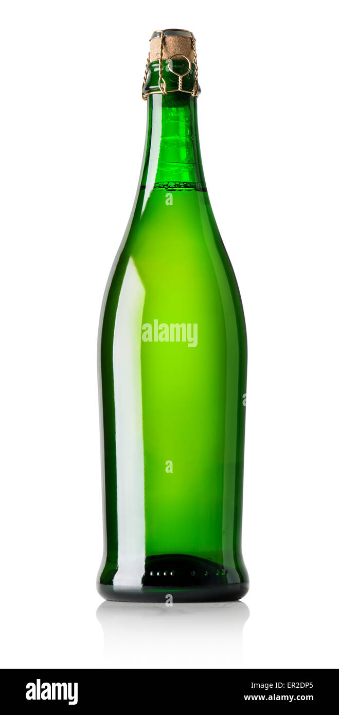 Bier in grünen Flasche isoliert auf weiss Stockfoto