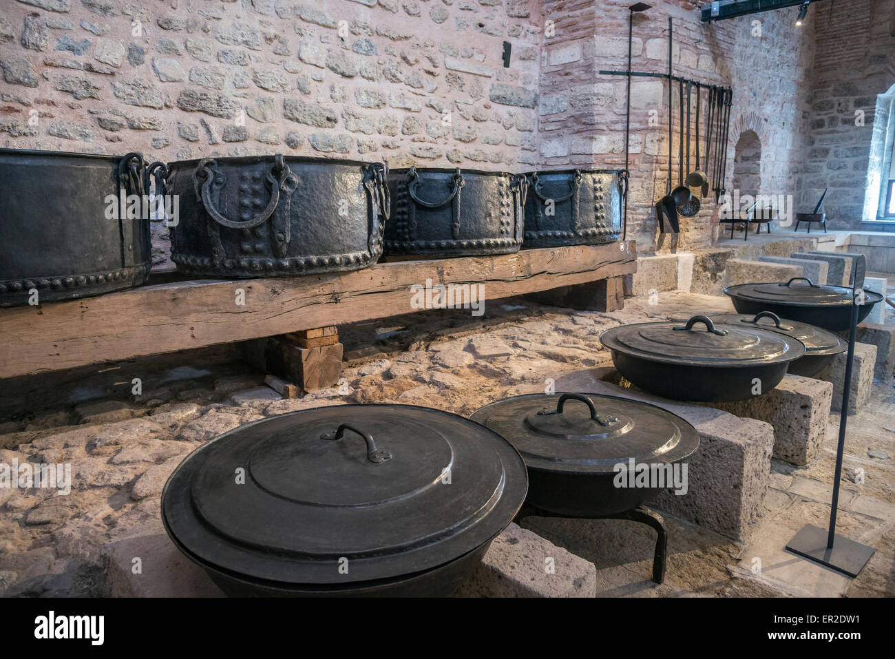 Bronze Floß und Kochtöpfe in The Palace-Küchen im Topkapi-Palast, Istanbul, Türkei. Stockfoto
