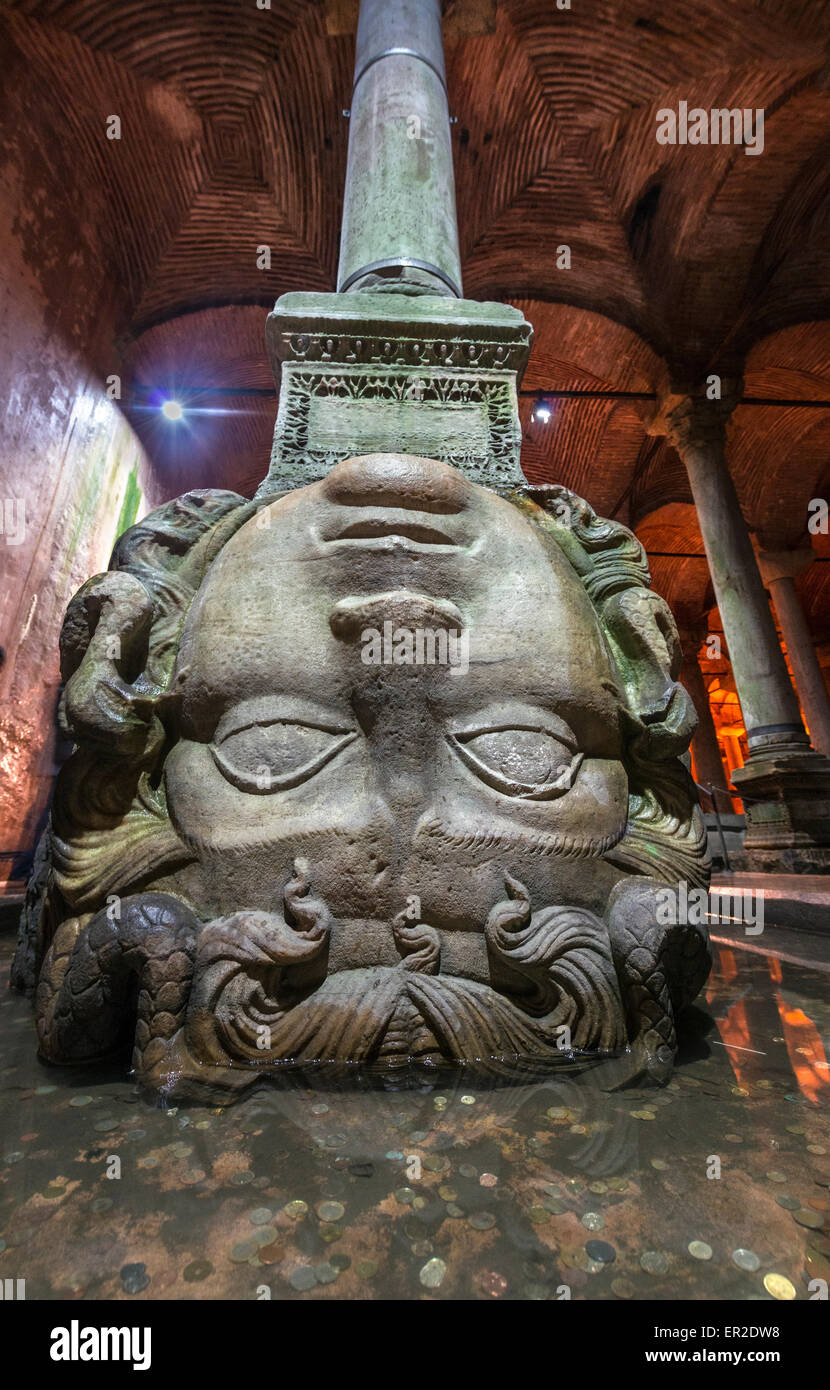 Einer der zwei alte geschnitzte Köpfe der Medusa verwendet, um Spalten zu unterstützen, in die unterirdische Yerebatan-Zisterne, Sultanahmet, Istanbul, T Stockfoto