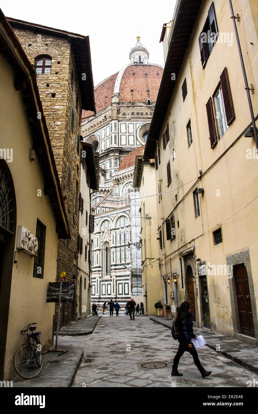 Straße in der Altstadt und der Kathedrale von Florenz (Duomo di Firenze) im Hintergrund. Florenz, Provinz Florenz, Italien. Stockfoto