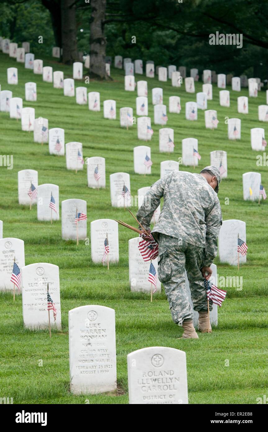Ein Soldat der US Army aus der alten Garde legt Flaggen vor Grabstätten zu Ehren des Memorial Day auf dem Arlington National Cemetery 21. Mai 2015 in Arlington, Virginia. Die alte Garde dirigierte Flaggen-in, wenn eine amerikanische Flagge befindet sich bei jedem Grabstein seit 1948. Stockfoto