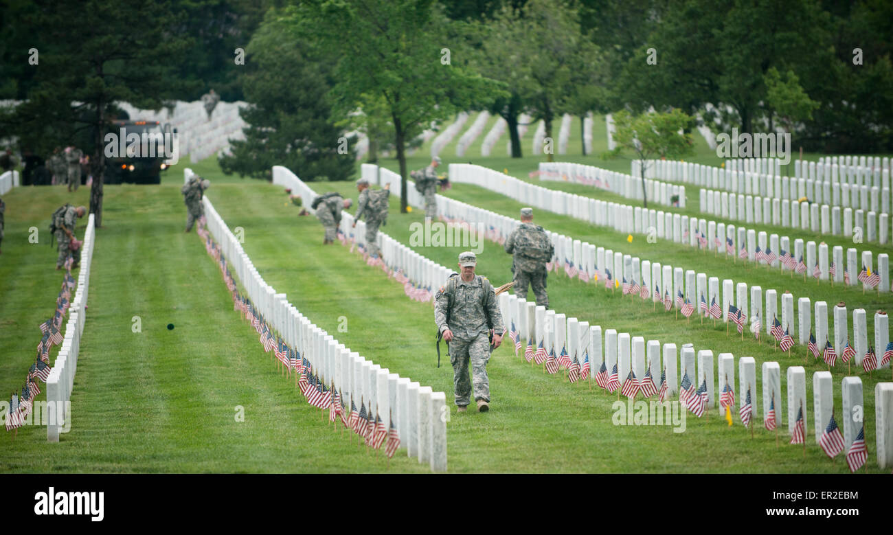 Ein Soldat der US Army aus der alten Garde legt Flaggen vor Grabstätten zu Ehren des Memorial Day auf dem Arlington National Cemetery 21. Mai 2015 in Arlington, Virginia. Die alte Garde dirigierte Flaggen-in, wenn eine amerikanische Flagge befindet sich bei jedem Grabstein seit 1948. Stockfoto