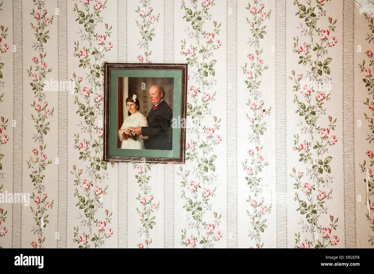 Hochzeitsbild an eine Wand mit alten altmodische Blumentapete. Stockfoto