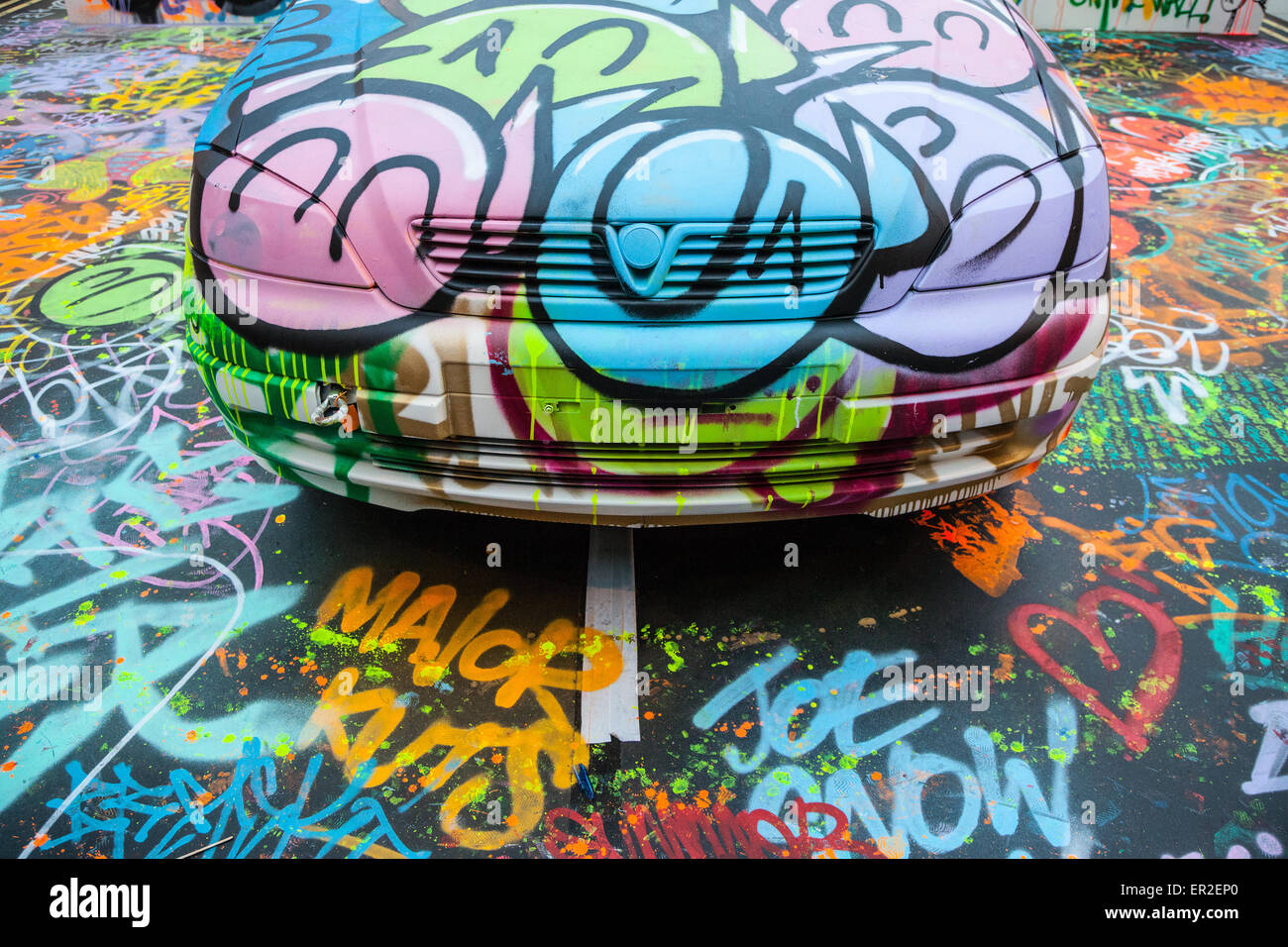 Ein Vauxhall Astra bedeckt komplett in Graffiti im Rahmen einer Ausstellung im Leeds Trinity. Stockfoto
