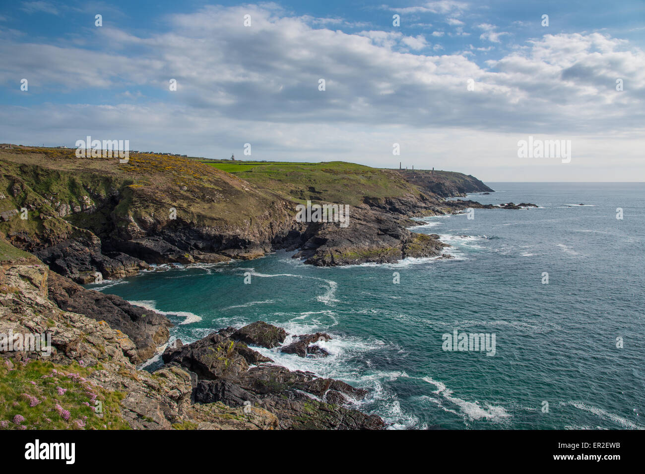 Cornish Küste, Blick nach Süden, von Pendeen Watch (Leuchtturm) zeigt die Enys Landzunge und Geevor und Levante kornische jenseits Stockfoto