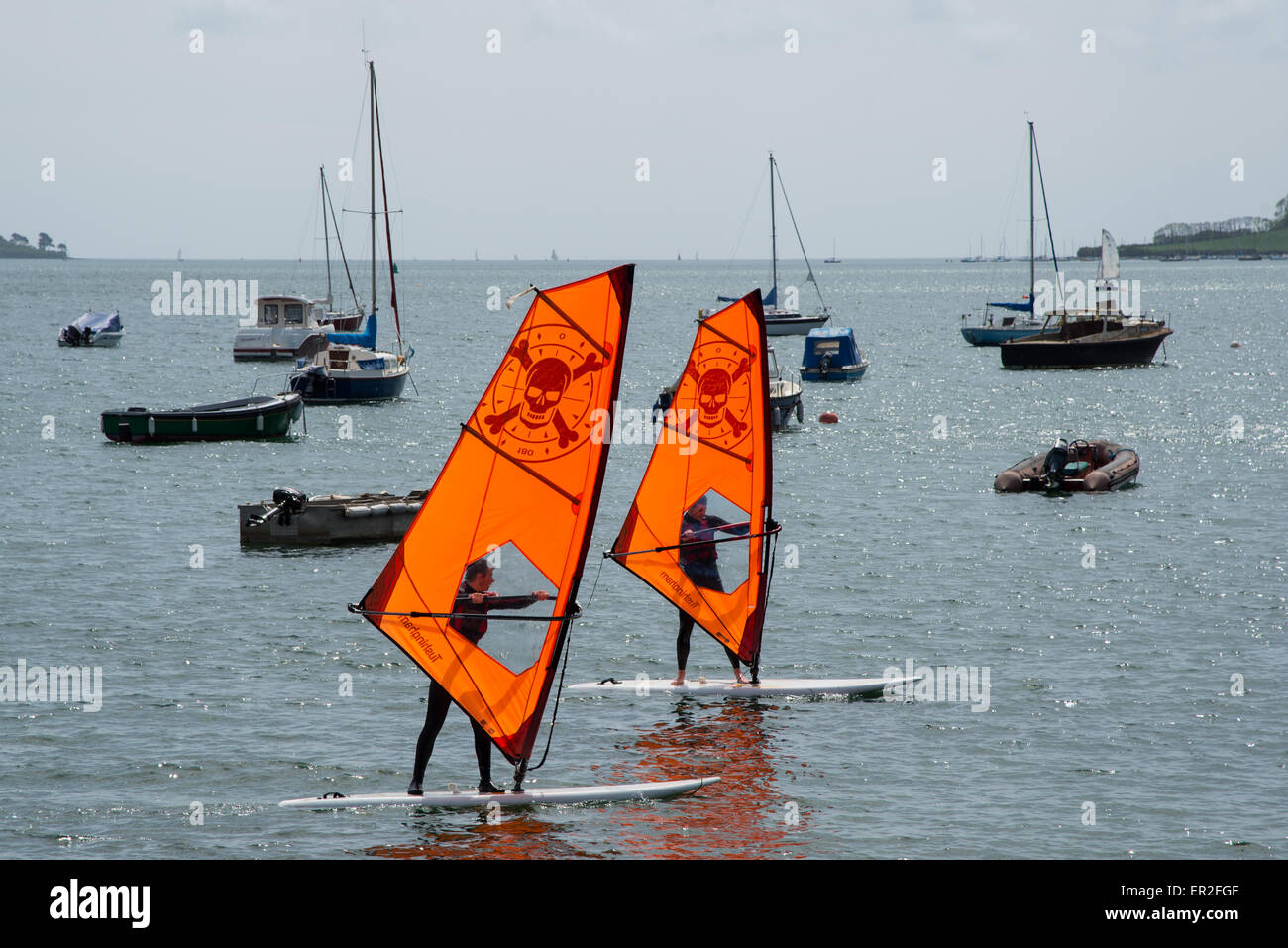 Zwei Personen am Loe Beack, Feock in der Nähe von Falmouth, Cornwall Windsurfen lernen. Stockfoto