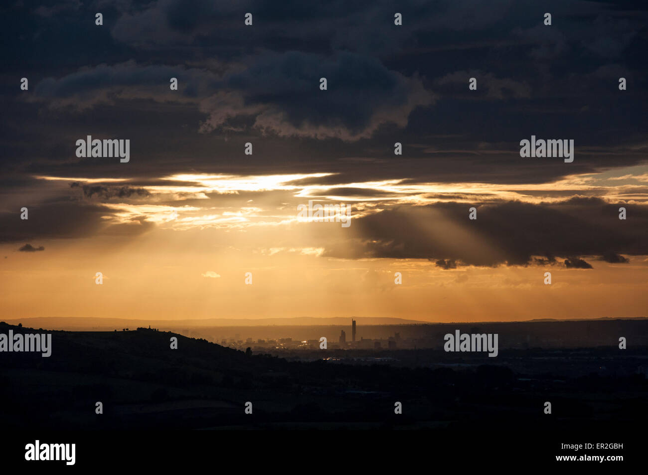 Dramatischen Sonnenuntergang über der Stadt von Manchester aus den Hügeln von North Derbyshire. Stockfoto