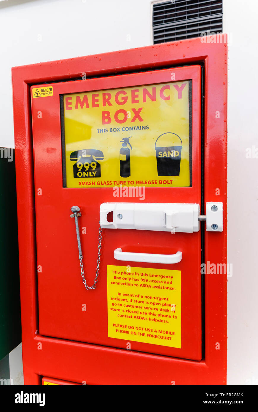 Notfall-Box an einer Tankstelle Stockfoto