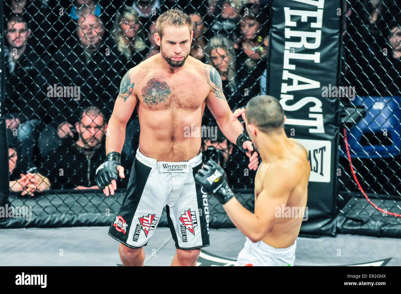 UFC Kämpfer Rich Clementi in den Ring an einem MMA Käfig kämpfen. Stockfoto