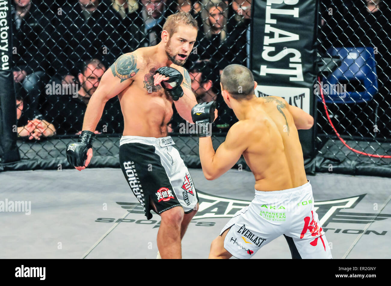 UFC Kämpfer Rich Clementi in den Ring an einem MMA Käfig kämpfen. Stockfoto