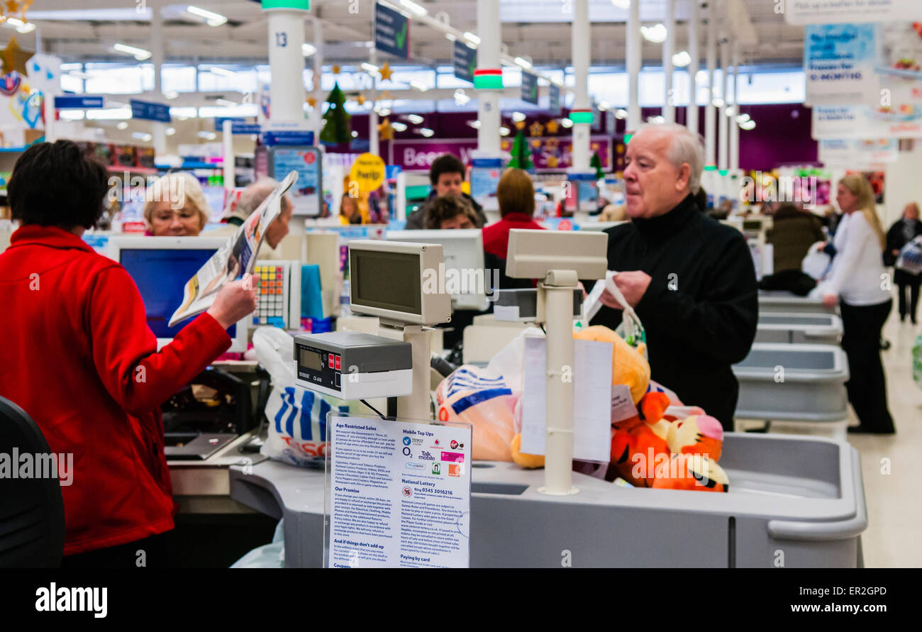 Kunden an der Kasse eines Tesco Stores. Stockfoto