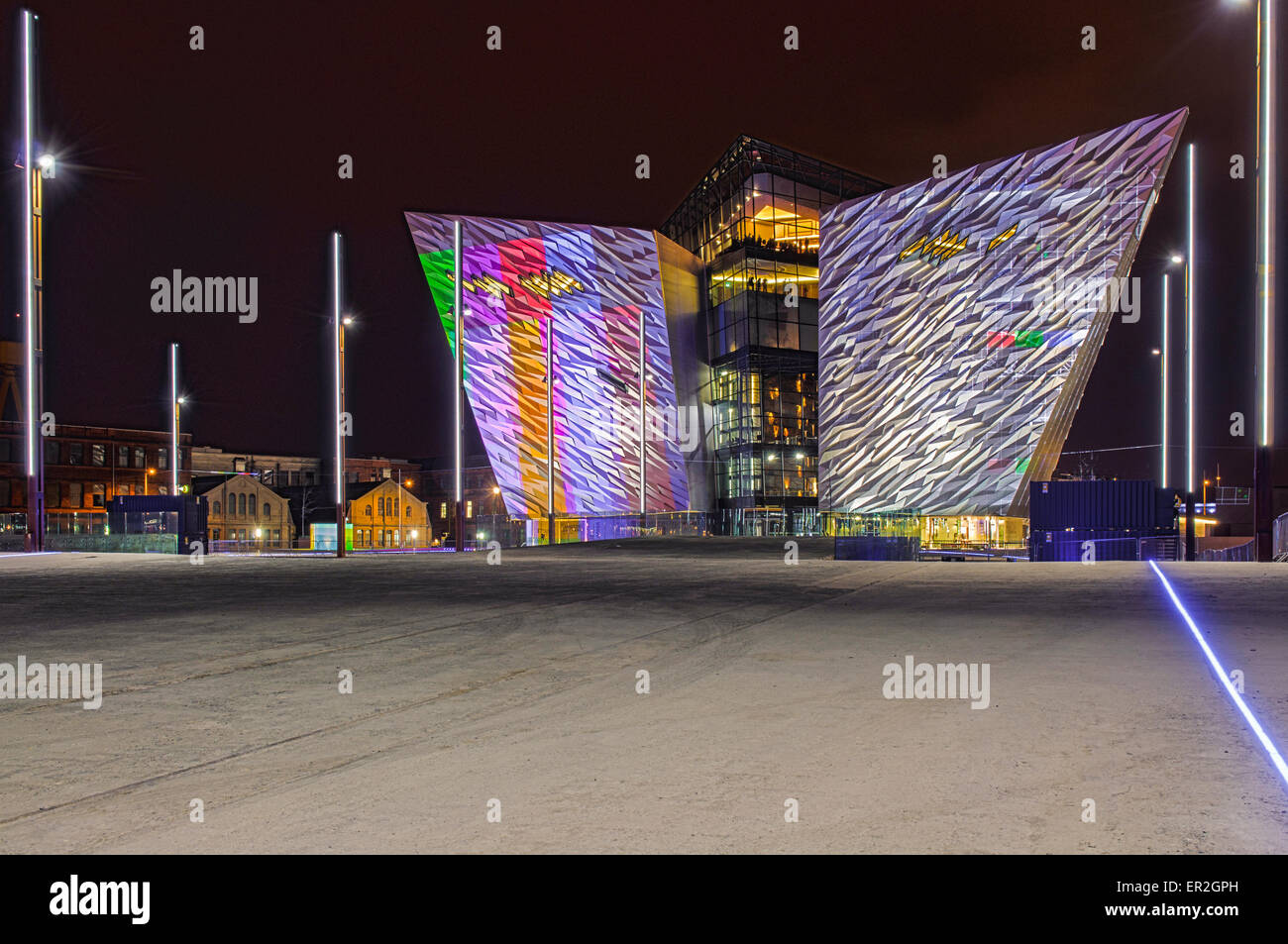 Titanic-Belfast-Gebäude in der Nacht Stockfoto