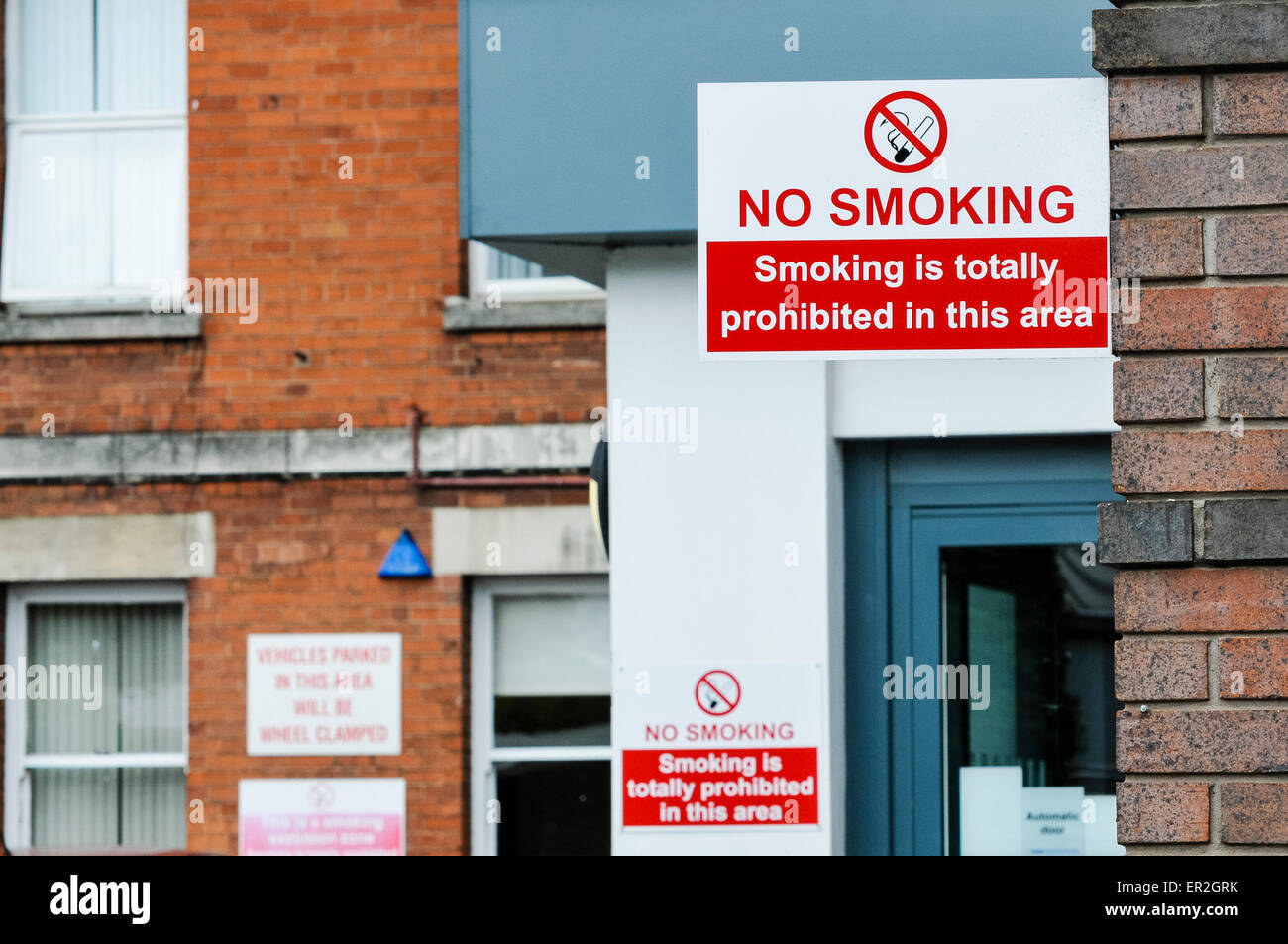 Kein Rauchen Schilder am Eingang zu einem Gebäude des Krankenhauses. Stockfoto