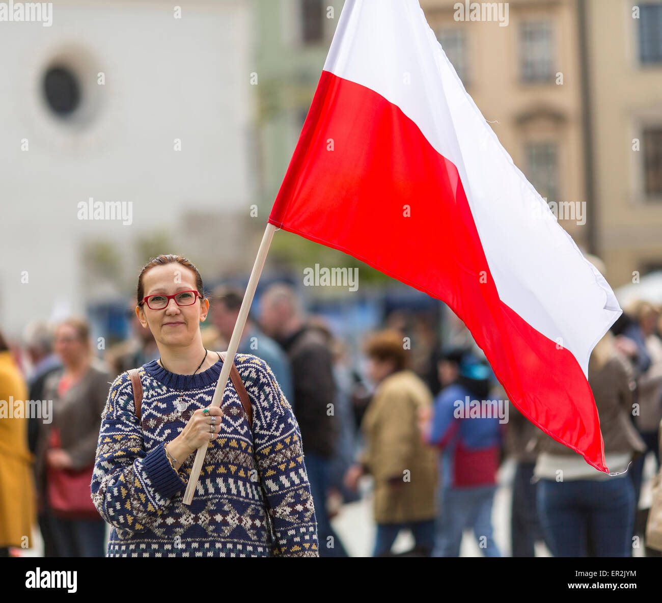 Junge Frau auf der Straße mit der Flagge der Republik Polen. Stockfoto