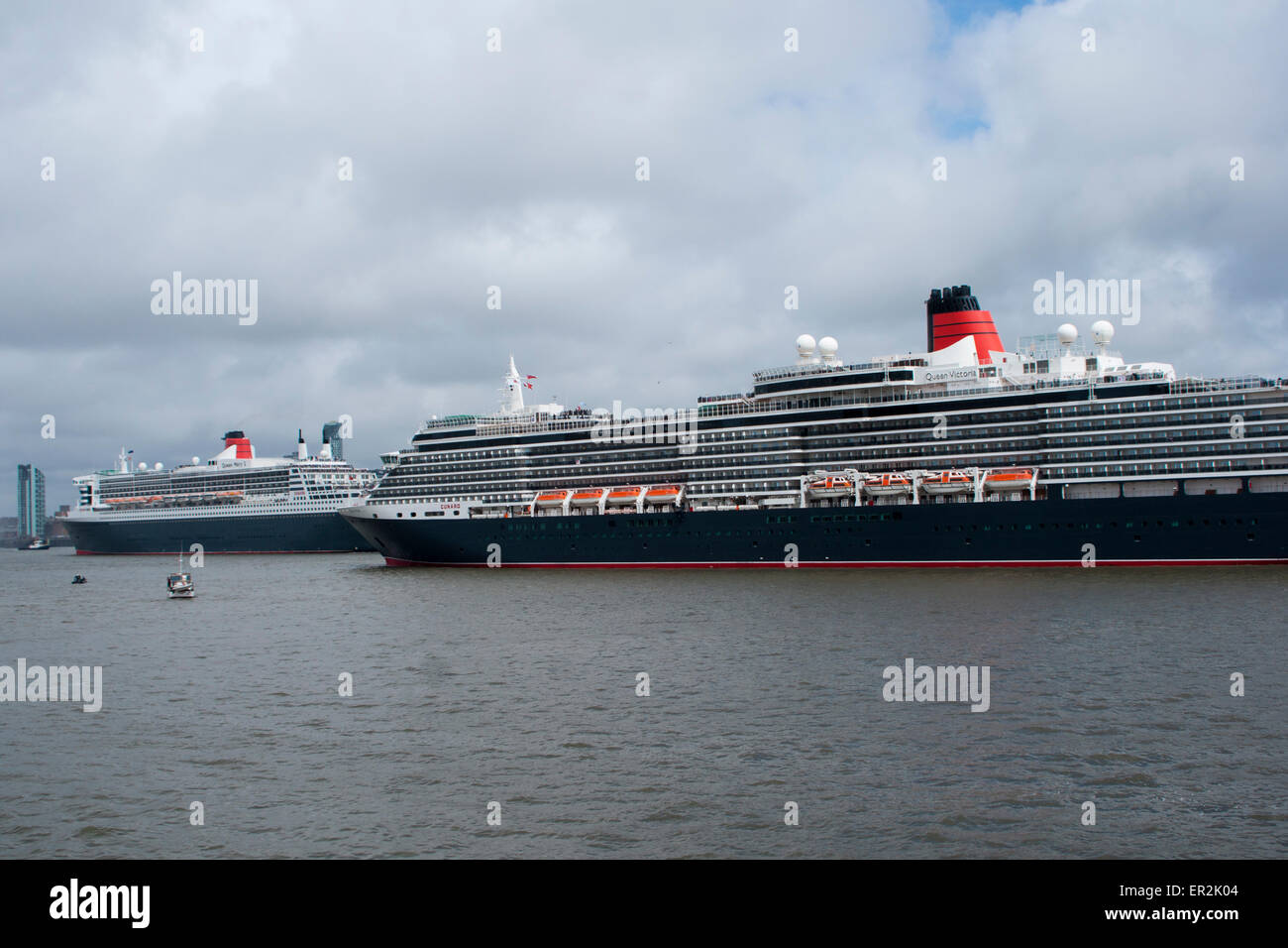 Queen Mary 2 und Queen Victoria, drei Queens Event, Cunard 175. Jahrestag, Liverpool, 2015 Stockfoto