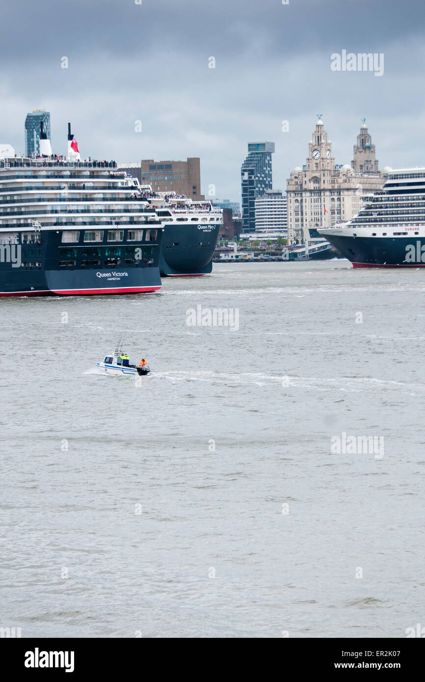 Queen Victoria, Queen Mary 2, Queen Elizabeth, drei Queens Event, Cunard 175. Jubiläum, Liverpool, 2015, Liver Building Stockfoto Queen Victoria, Queen Mary 2, Queen Elizabeth, drei Queens Event, Cunard 175. Jubiläum, Liverpool, 2015, Liver Building Stockfoto