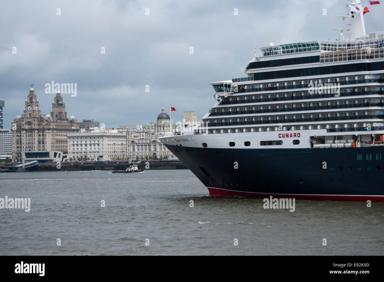 Königin Victoria vor dem Liver Building und Cunard Building, drei Königinnen, Cunard 175. Jahrestag, Liverpool, 2015 Stockfoto