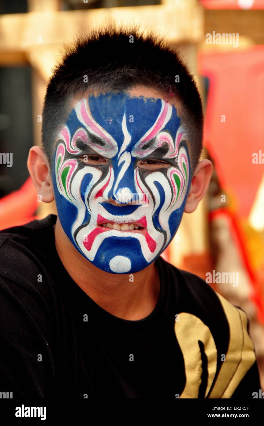 New York City: Asiatische Jugend traditionelle chinesische Oper geschminkt auf den Pass, um Taiwan Festival in Union Square Stockfoto