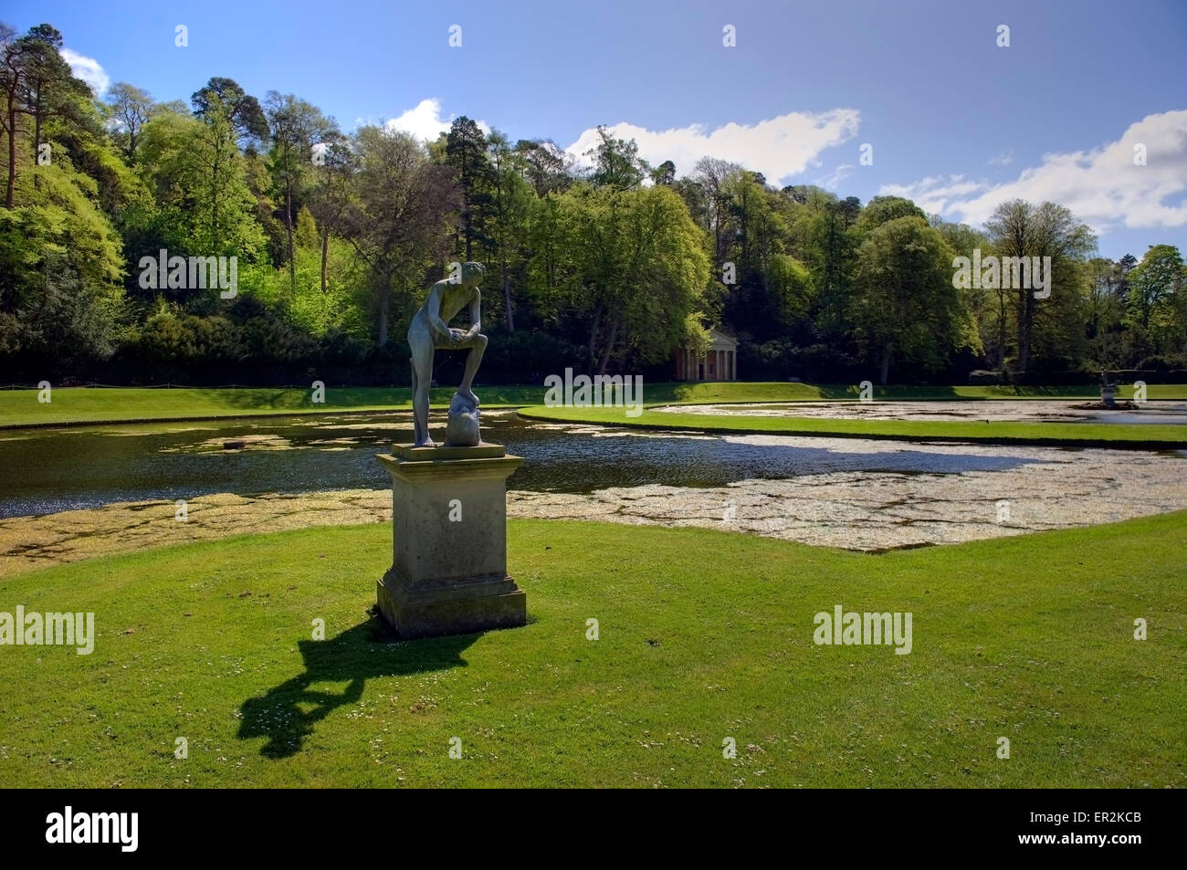 Statue und Tempel der Frömmigkeit, Studley Royal Landschaftsgärten, in der Nähe von Ripon, North Yorkshire, England, UK Europe Stockfoto