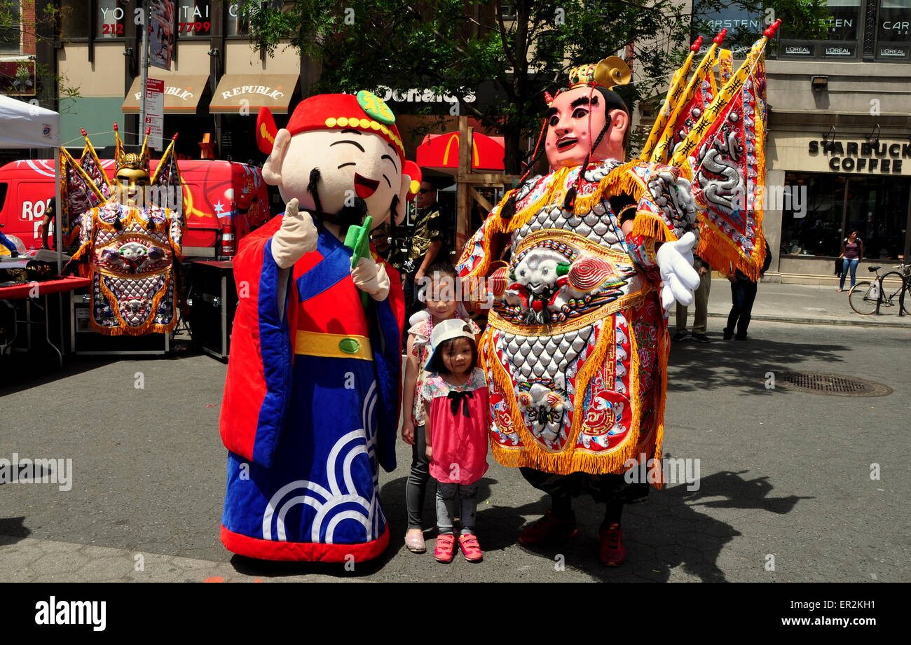 New York City: Mitglieder der Chio-Tan Trommeln & Arts Truppe darstellen, mit zwei kleinen chinesischen Mädchen an den Tierpass Taiwan Festival Stockfoto