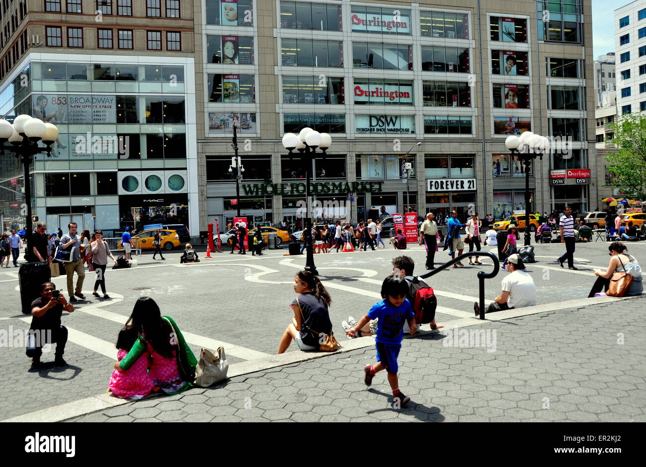 New York City: Gehobene Geschäfte wie Whole Foods und Burlington auf der 14th Street W. führten zur Neubelebung des Union Square Stockfoto
