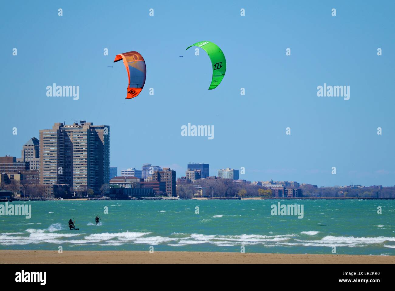 Kitesurfen der Brandung am Strand von Montrose, Chicago, Illinois Stockfoto