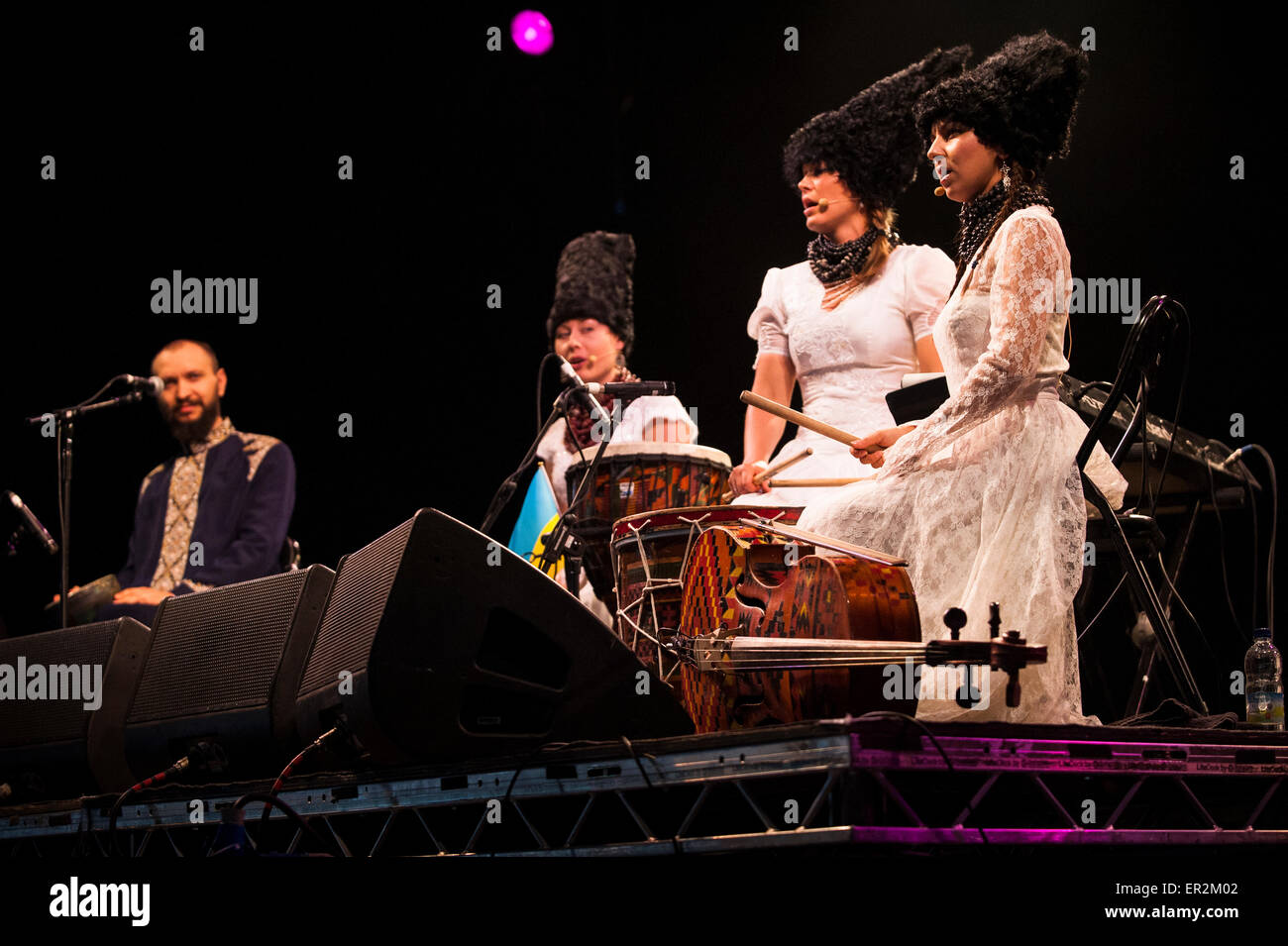 Dakha Brakha die live beim Musikfestival WOMAD, Charlton Park, UK, 27. Juli 2015. Stockfoto