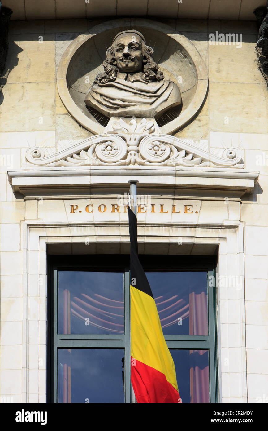 Statue des französischen Tragöde & Dramatiker Pierre Corneille (1606-1684) an der Fassade des Theaters Bourla in Antwerpen, Belgien Stockfoto