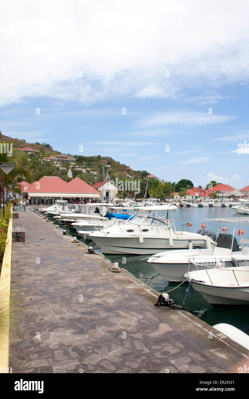 Boote vertäut entlang Rue du Bord de Mer im Hafen von Gustavia, St. Barts Stockfoto
