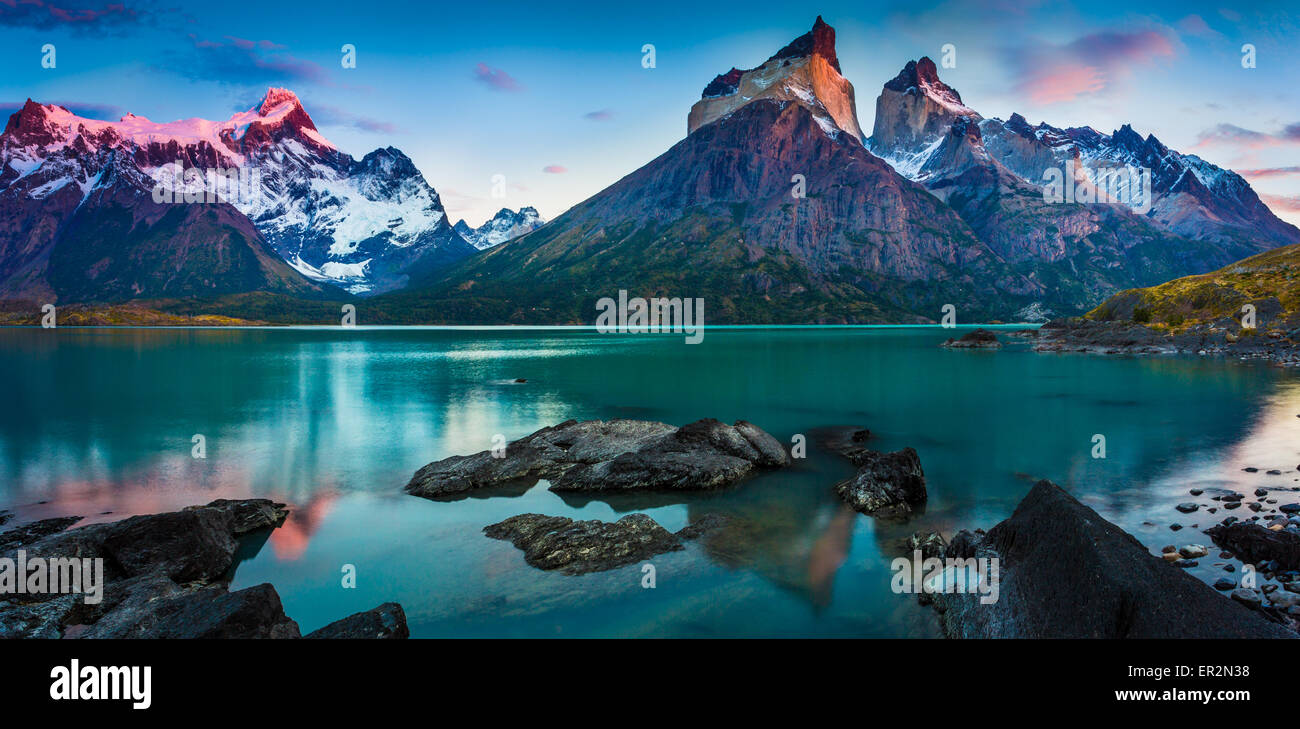 Los Cuernos überragt Lago Nordenskjold, Torres del Paine, chilenische Patagonien Stockfoto