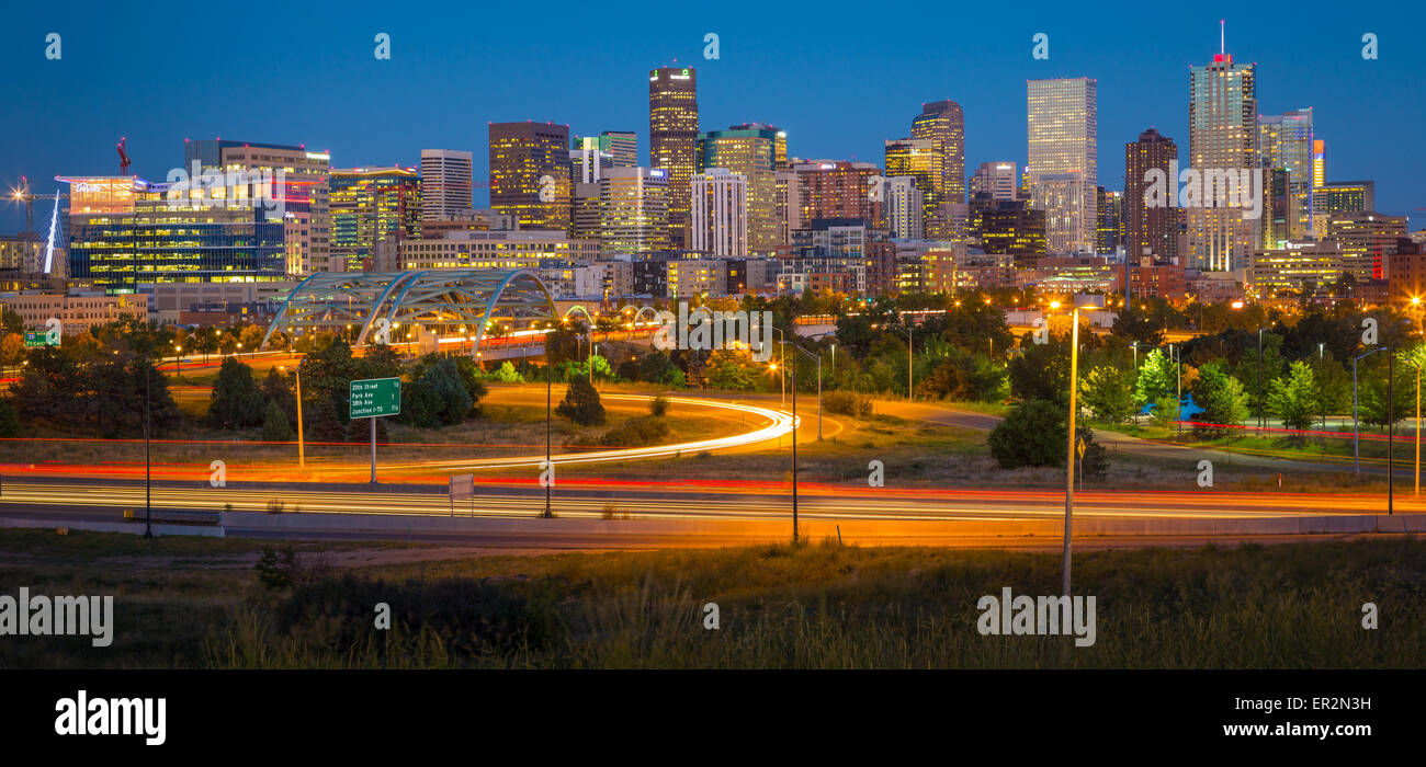 Denver-Skyline bei Nacht. Denver ist die größte Stadt und Hauptstadt des Bundesstaates Colorado. Stockfoto