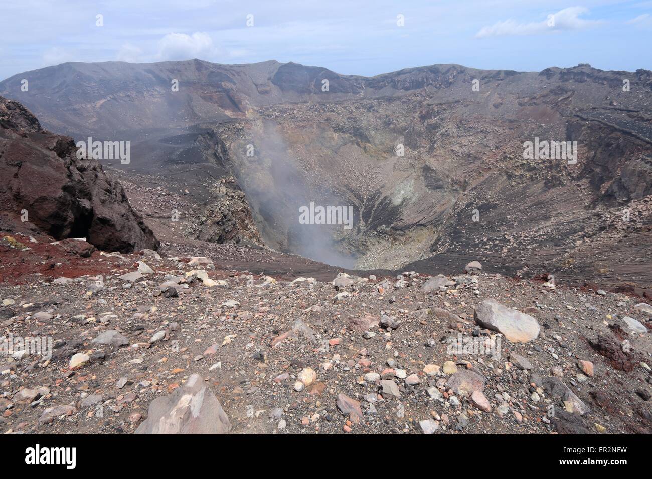 Der aktive Krater des Vulkans San Miguel in El Salvador, gefüllt mit vulkanischen Gasen. Stockfoto