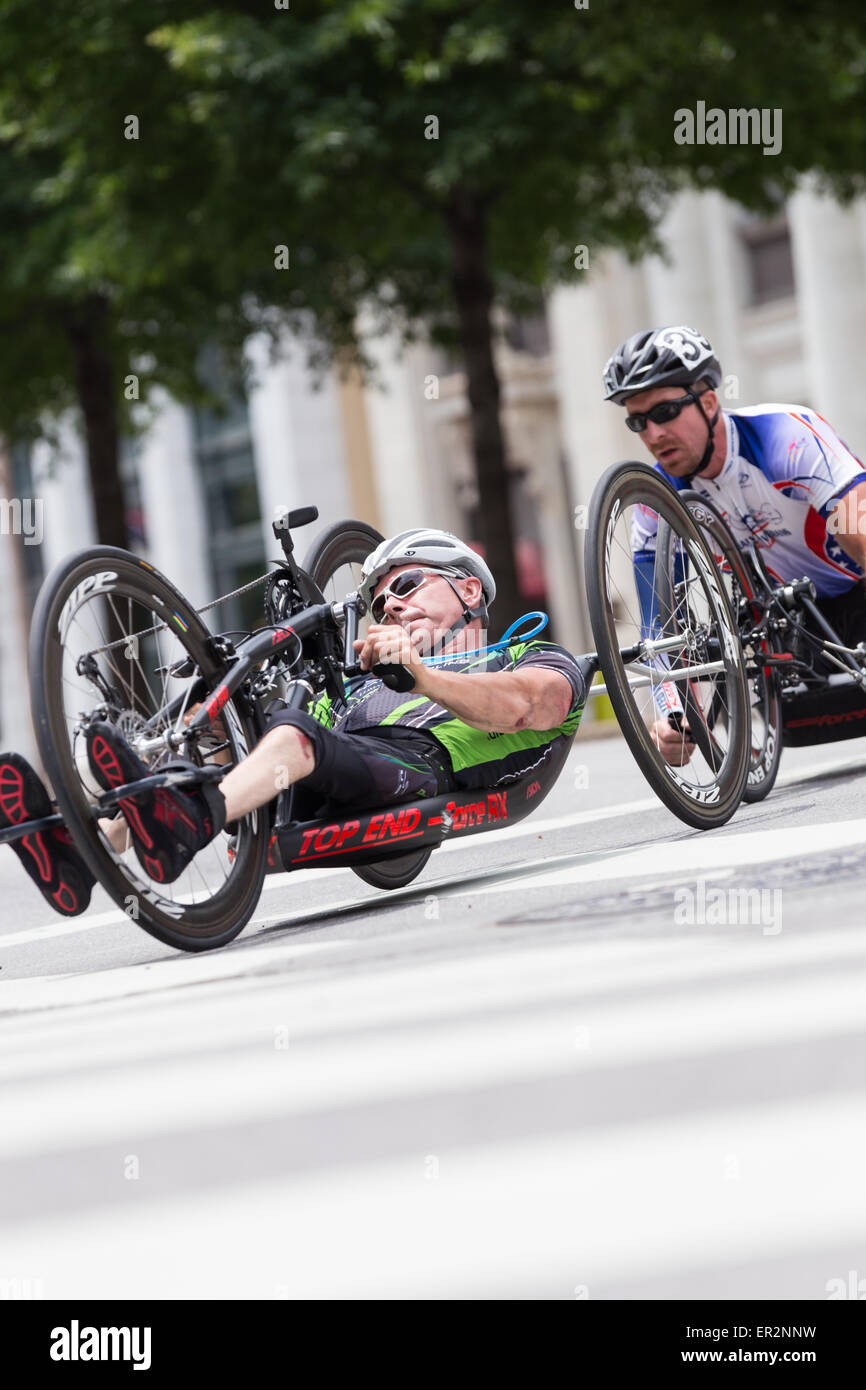 Chattanooga, Tennessee, USA.  25. Mai 2015. Radfahrer mit Behinderungen konkurrieren im 2015 USA Cycling National Championship Criterium Para-Cycling Event, in den Straßen von Chattanooga, Tennessee, USA statt. Bildnachweis: TDP Fotografie/Alamy Live-Nachrichten Stockfoto