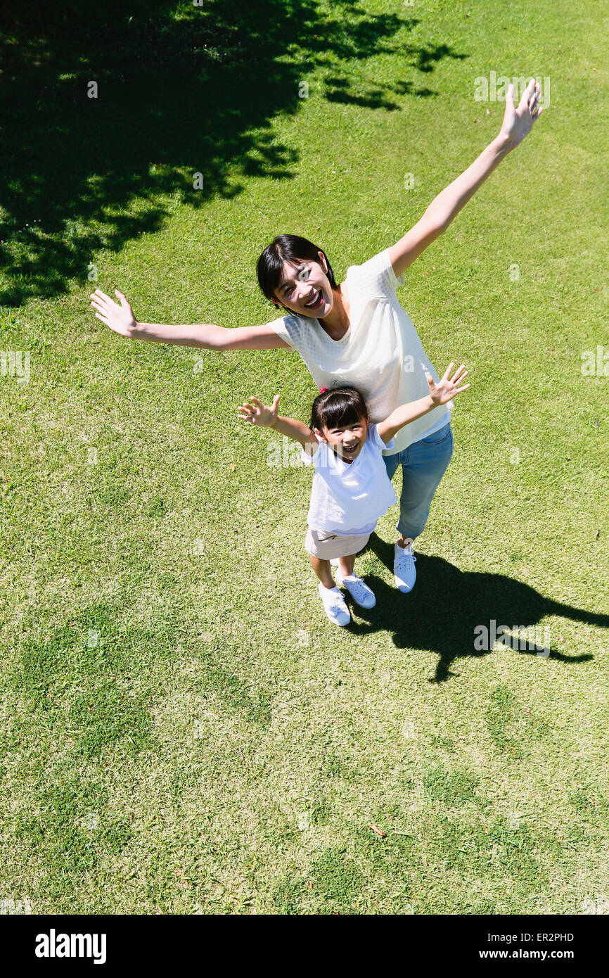 Japanische Mutter und Tochter in einem Stadtpark Stockfoto