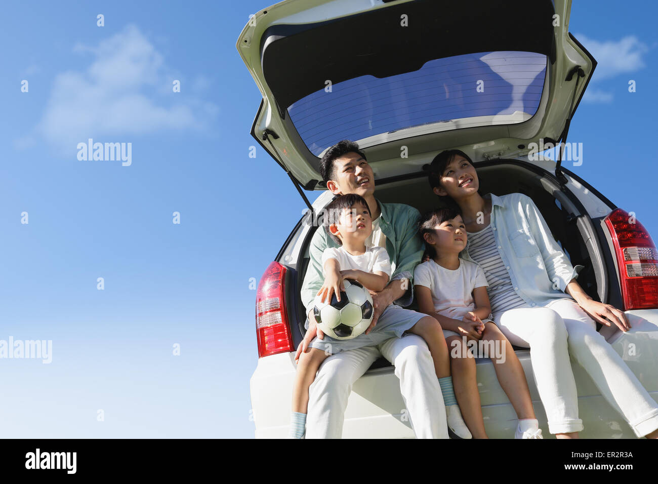 Japanische Familienglück mit Auto und blauer Himmel Stockfoto