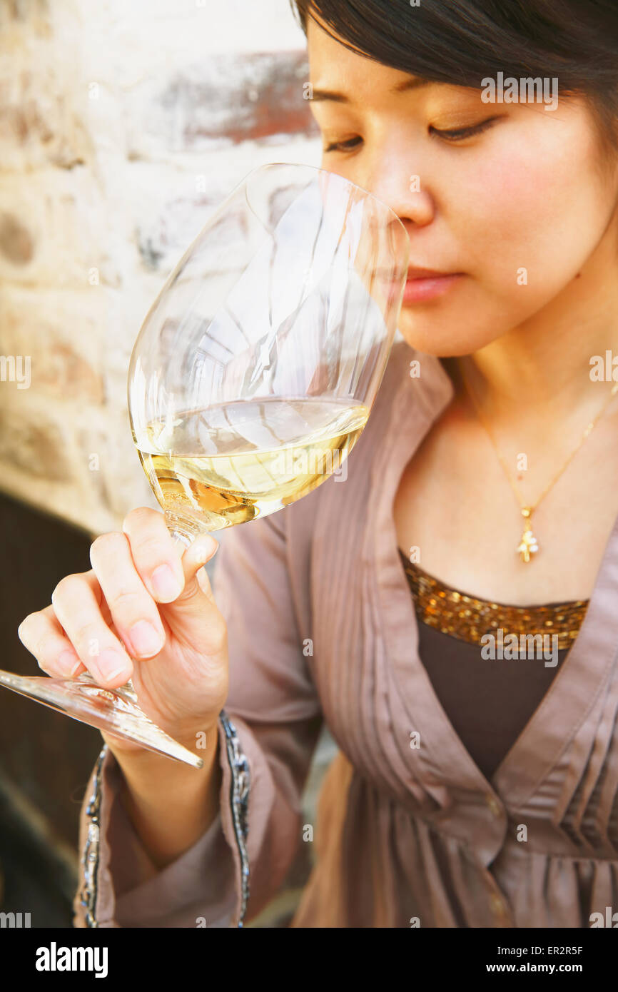 Junge Japanerin Weinprobe in einer modischen bar Stockfoto